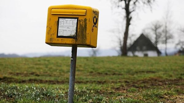 Девушка нашла в парке одинокий почтовый ящик со странной запиской