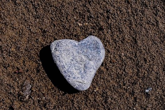 Мужчина требует за камень в форме сердечка миллион рублей